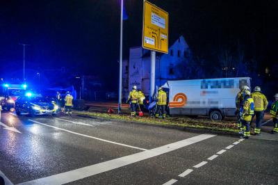 Bietigheim-Bissingen: Kleintransporter kracht gegen Betonpfeiler - ein Schwerverletzter